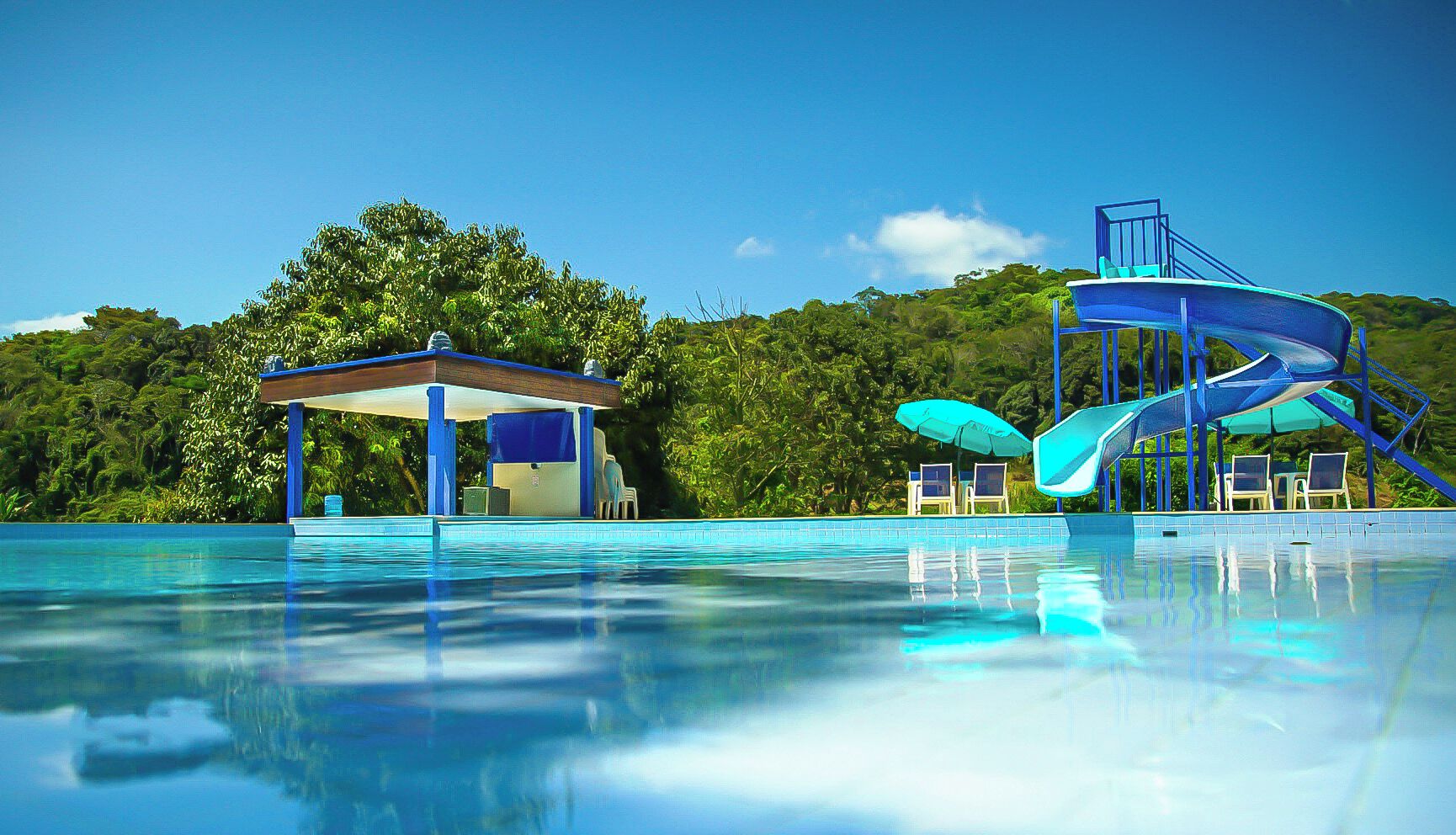 2 Außenpools, geöffnet von 10:00 Uhr bis 18:00 Uhr, Liegestühle