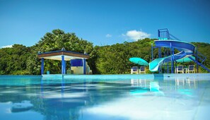 2 utendørsbassenger og solsenger