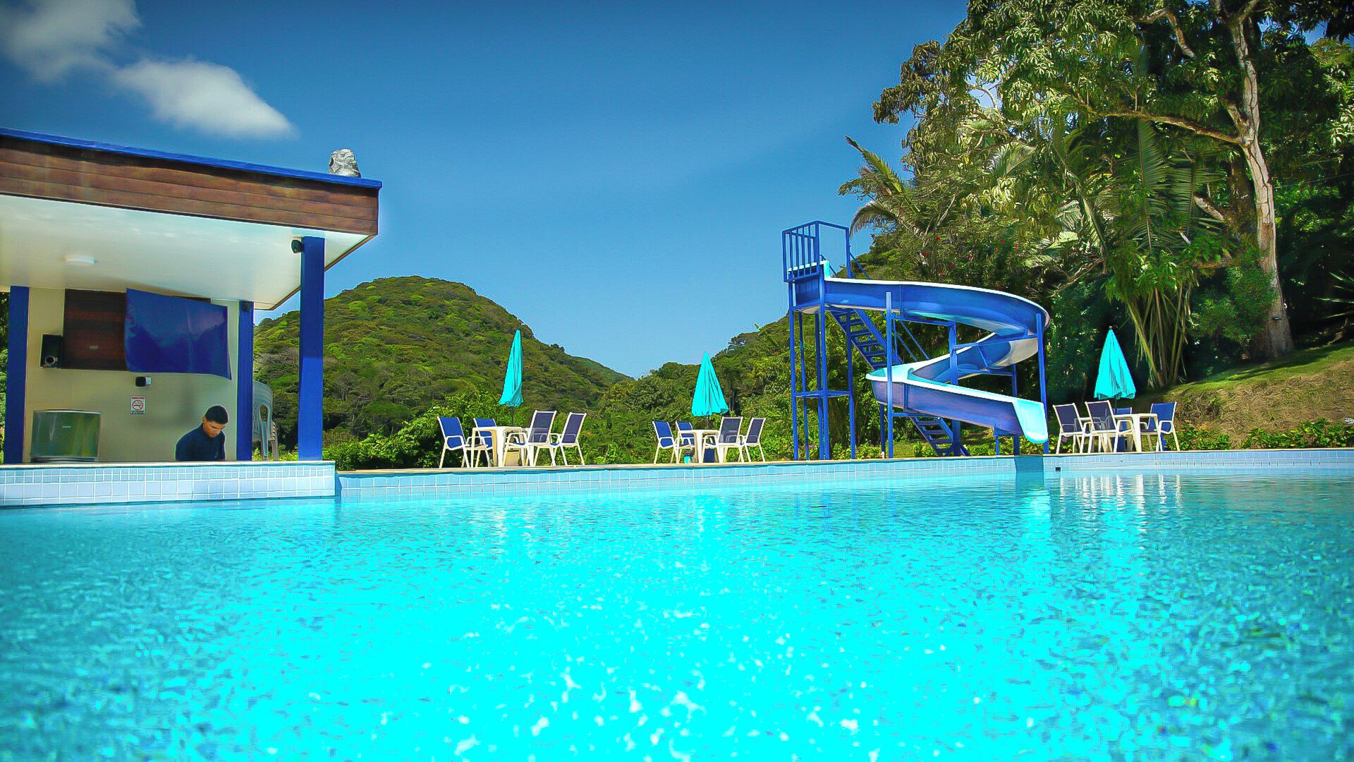 2 Außenpools, geöffnet von 10:00 Uhr bis 18:00 Uhr, Liegestühle