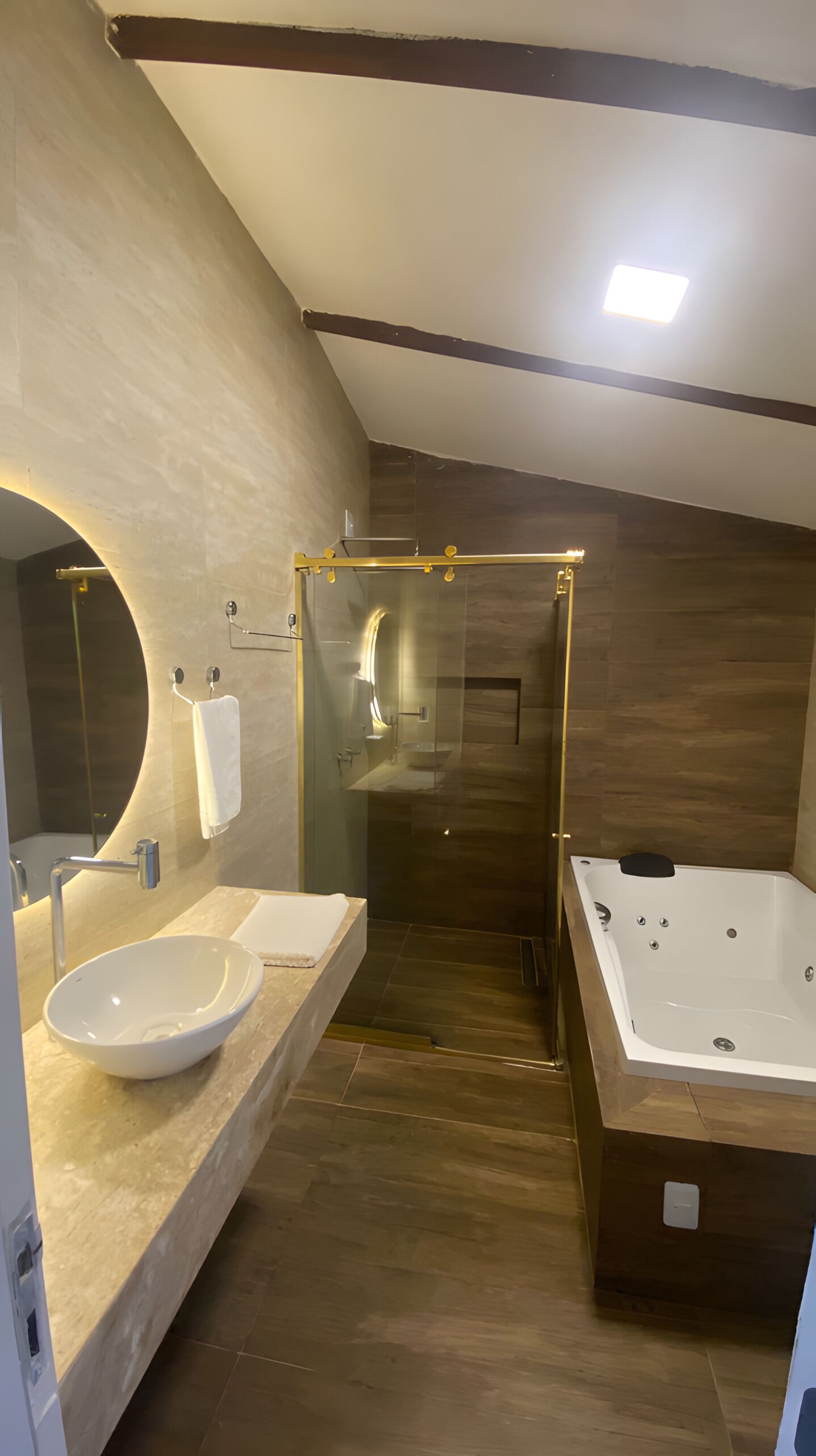 Quarto Premium - Vila Árvore | Badkamer | Een douche, handdoeken, zeep, shampoo