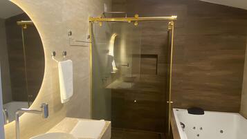 Quarto Premium - Vila Árvore | Badkamer | Een douche, handdoeken, zeep, shampoo