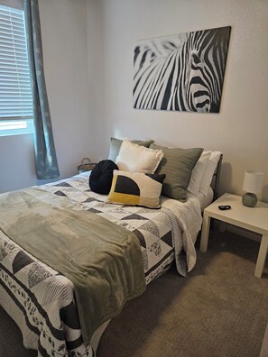 Tabla de planchar con plancha, wifi y ropa de cama 