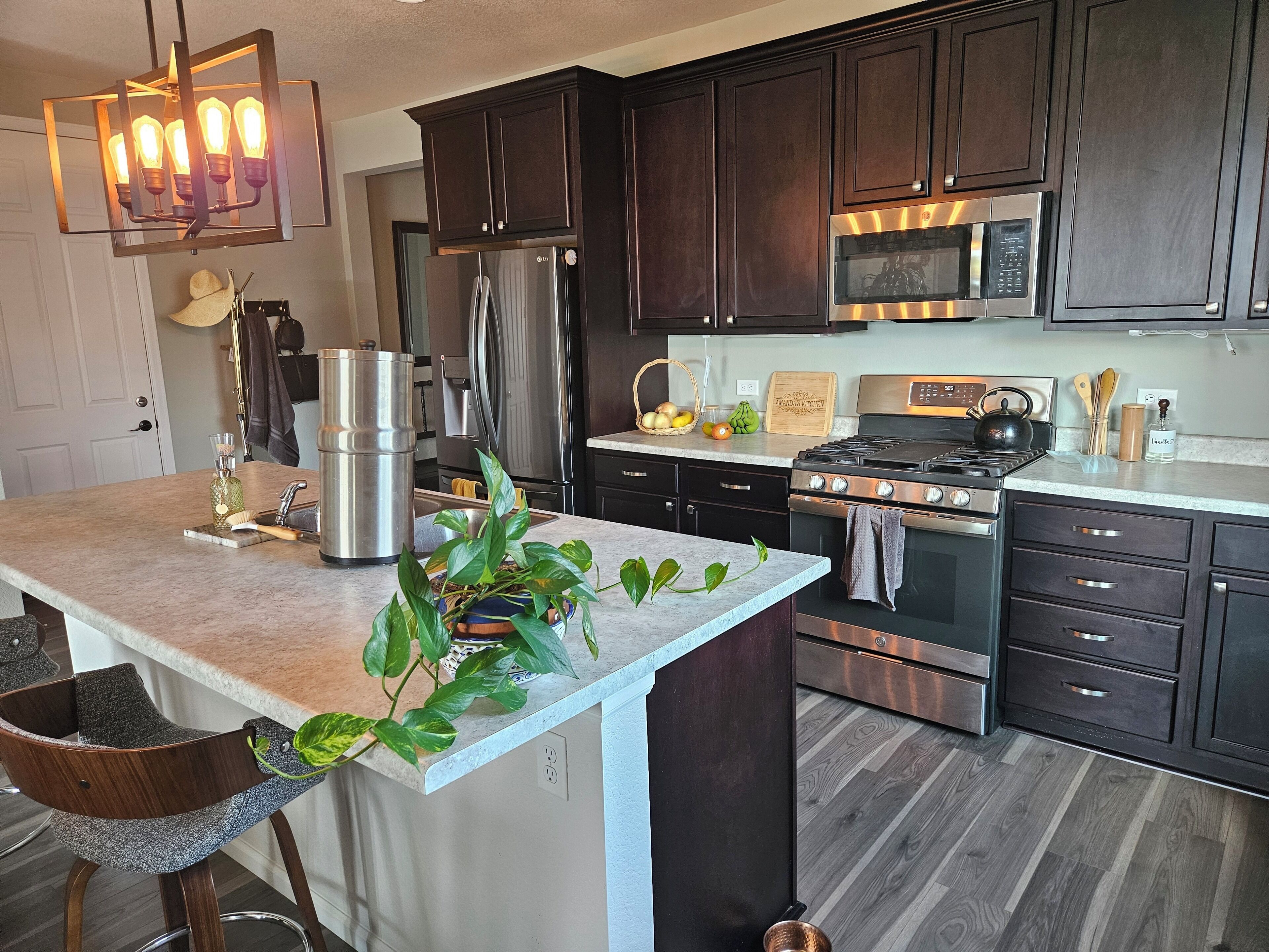 Microondas, horno, placa de cocina y lavavajillas