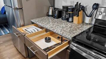 Kylskåp, mikrovågsugn, ugn och spishäll