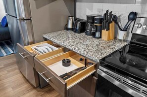 Kylskåp, mikrovågsugn, ugn och spishäll