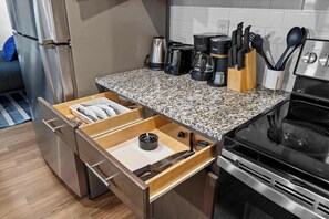 Kylskåp, mikrovågsugn, ugn och spishäll