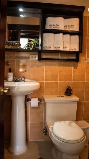 Tremannsrom, fjellutsikt | Bad | Badekar, toalettartikler (inkludert), håndklær og såpe