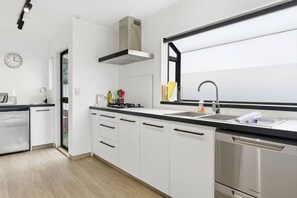 Fridge, microwave, oven, stovetop - Homely 3BR Mt Eden Townhouse with Parking (Auckland Central)