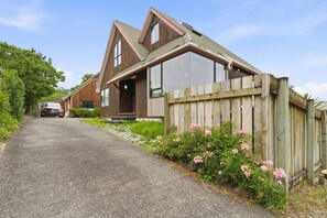 Exterior - Homely 3BR Mt Eden Townhouse with Parking (Auckland Central)