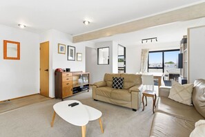 TV, video games, DVD player, computer monitors - Homely 3BR Mt Eden Townhouse with Parking (Auckland Central)