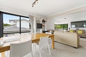 Interior - Homely 3BR Mt Eden Townhouse with Parking (Auckland Central)