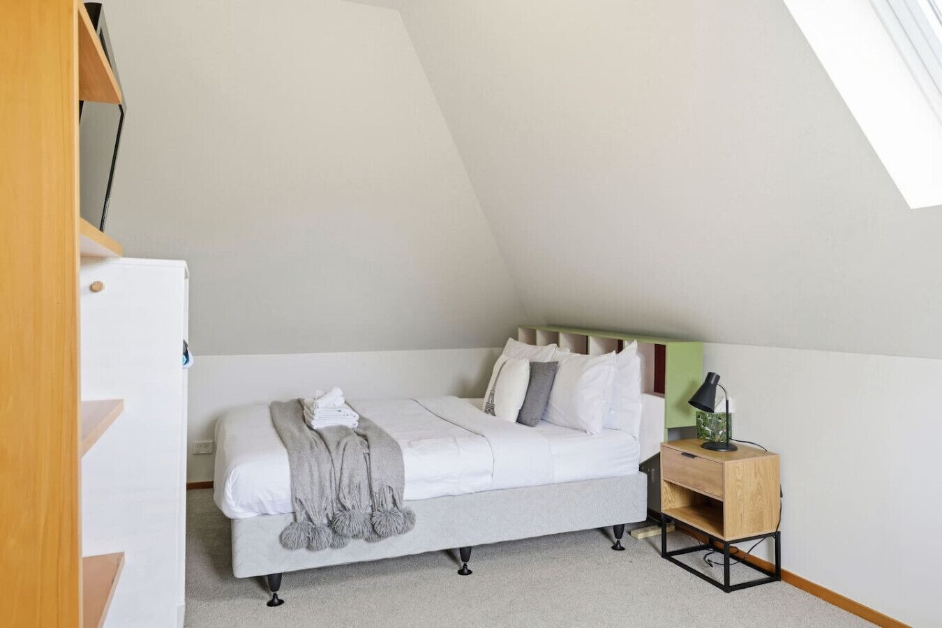 Desk, iron/ironing board, WiFi, bed sheets