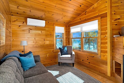 Charming cabin only feet from Lake Superior