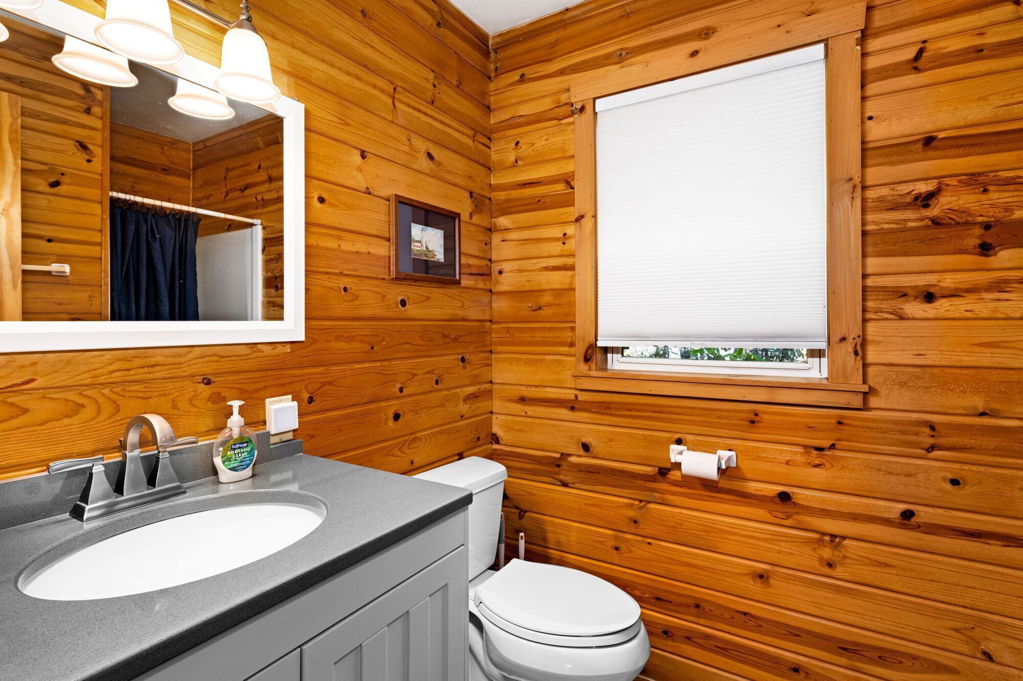 Chuveiro, secador de cabelo, toalhas de banho, sabonete