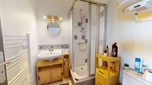 Shower, hair dryer - Le Studio du Large Oceanfront getaway in Saint-Hilaire-de-Riez (Saint-Hilaire-de-Riez)