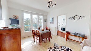 Interior - Le Tassigny Port and Beach nearby (Saint-Gilles-Croix-de-Vie)