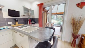 Réfrigérateur, micro-ondes, four, cafetière/bouilloire