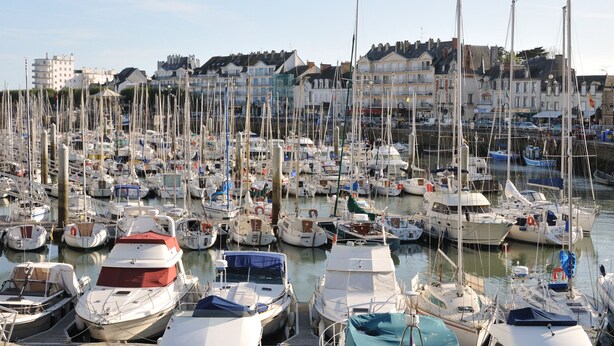 A marina filled with various boats docked closely together. - Escapade Turballaise - House 400m from the Port (La Turballe)