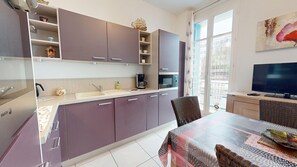 Fridge, microwave, oven, dishwasher - Hotel de la Plage (Saint-Gilles-Croix-de-Vie)