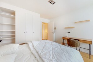 Een strijkplank/strijkijzer, wifi, beddengoed