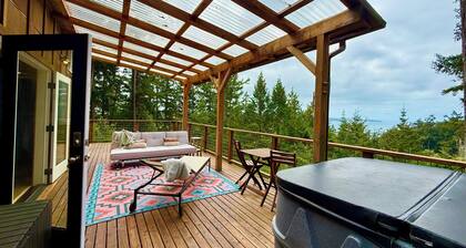 Adorable tiny home with spectacular view and hot tub on Guemes Island Anacortes.