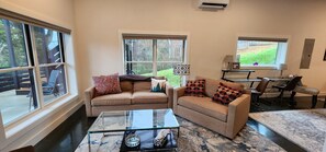 TV - 850 Sq Ft Modern Furnished Studio - Lives Like 1BR - Downtown Asheville (Asheville)