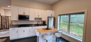 Een microgolfoven, een kookplaat