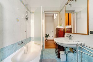 Een haardroger, een bidet, handdoeken, zeep