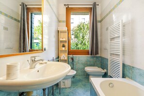 Haartrockner, Bidet, Handtücher, Seife