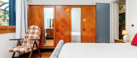 2 bedrooms, iron/ironing board, travel cot, free WiFi