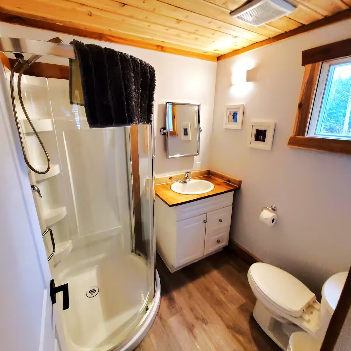 Douche, serviettes fournies, savon, papier toilette