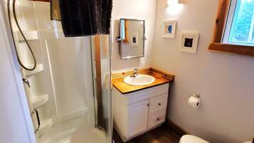 Douche, serviettes fournies, savon, papier toilette
