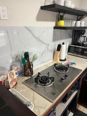 Réfrigérateur, four à micro-ondes, surface de cuisson, cafetière-théière