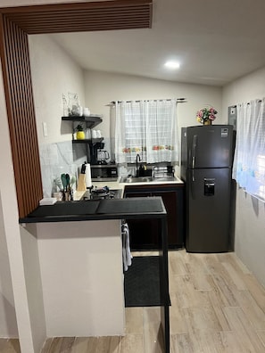 Refrigerador, microondas, parrilla de estufa y cafetera y tetera