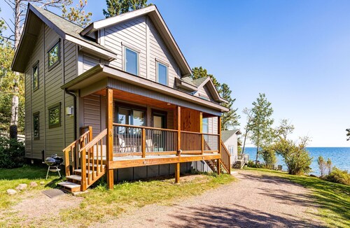 Charming cabin only feet from Lake Superior