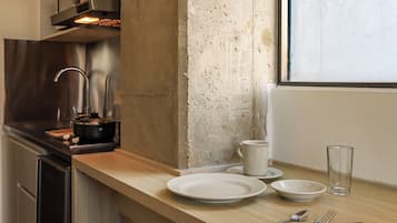 Frigorífico pequeño y microondas