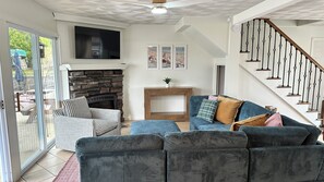 Smart-TV, Kamin, Videospiele, Bücher