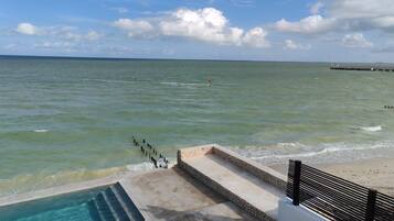 Solstolar och strandhanddukar