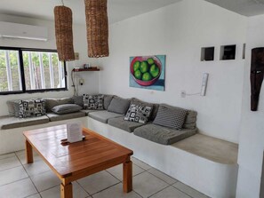 Smart-TV, DVD-Player, Bücher, Videothek