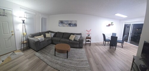 Quiet 2-bedroom apartment new remodel near airport and shopping