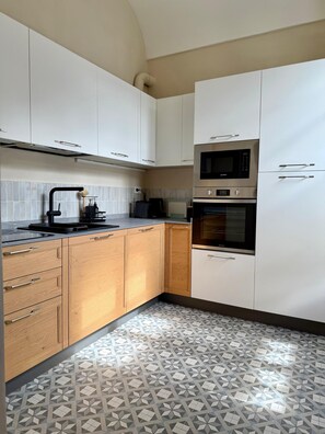 Jääkaappi, mikroaaltouuni, uuni, astianpesukone