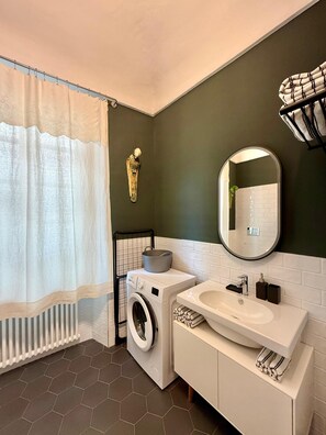 Suihku, hiustenkuivaaja, bidee, pyyhkeet