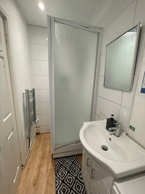 Serviettes fournies, savon, papier toilette