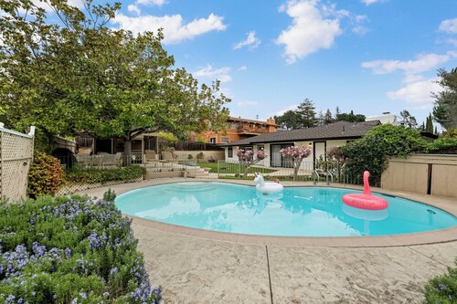 Spacious 4 BD 2.5BR Home w Gorgeous view, Heated Pool, Billiards, 65' TV, +games