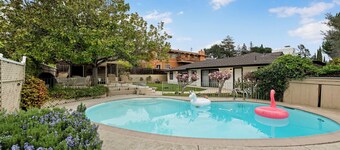 Spacious 4 BD 2.5BR Home w Gorgeous view, Heated Pool, Billiards, 65' TV, +games