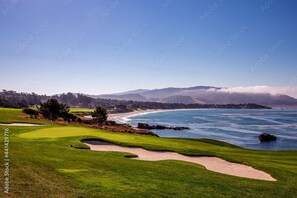 A coastal golf course with sand bunkers and a view of the ocean and mountains. - East Cliff Nook (Santa Cruz)