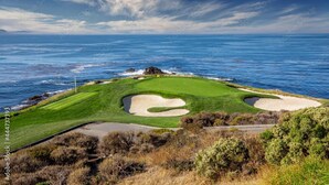 Un campo de golf costero con vistas despejadas al océano, un búnker arenoso y un green bien cuidado.