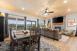 Dining - 1 mile from Silver Dollar City- Hot Tub and Game Room (Branson)