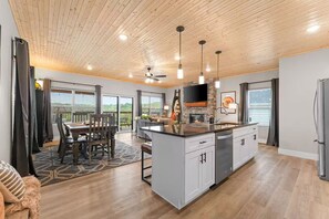 Interior - 1 mile from Silver Dollar City- Hot Tub and Game Room (Branson)