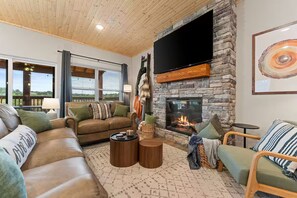 Smart TV, fireplace, video games - 1 mile from Silver Dollar City- Hot Tub and Game Room (Branson)